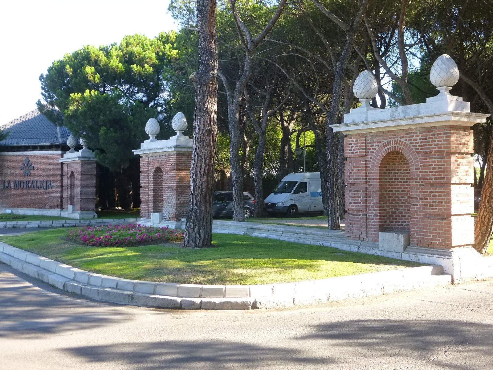 Portão de entrada do bairro La Moraleja, em Madrid, região onde Lulinha em Madrid vive em condomínio de luxo