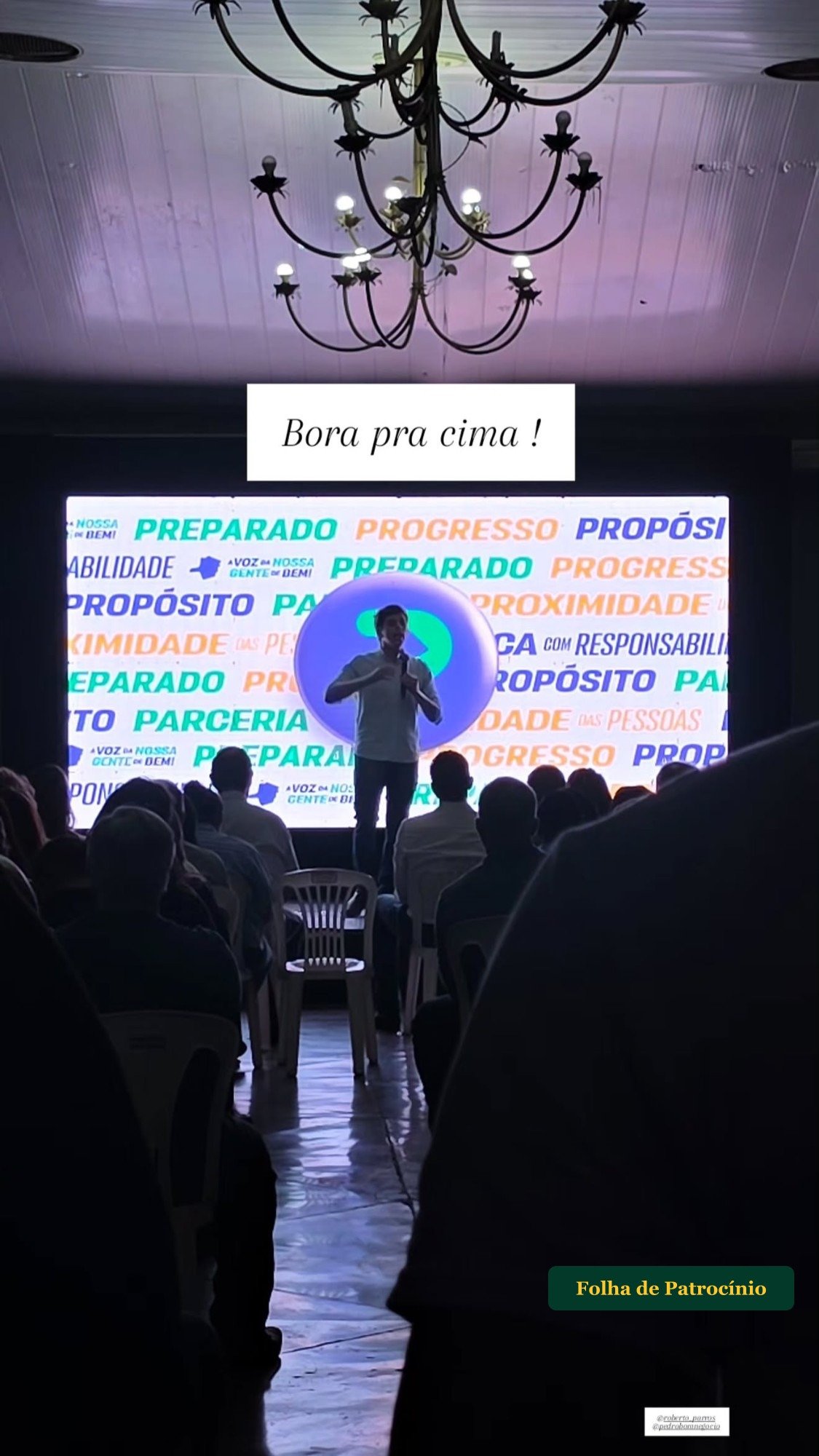 Pedro Bom Negócio discursa no palco durante o lançamento da pré-campanha em Patrocínio
