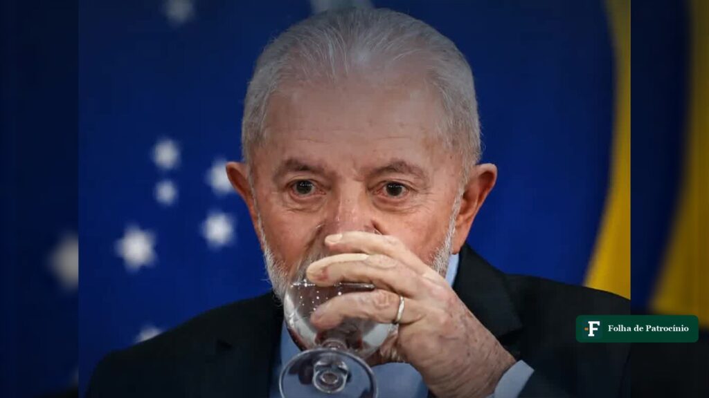Lula e ministros do STF: presidente durante evento oficial, com bandeira do Brasil ao fundo