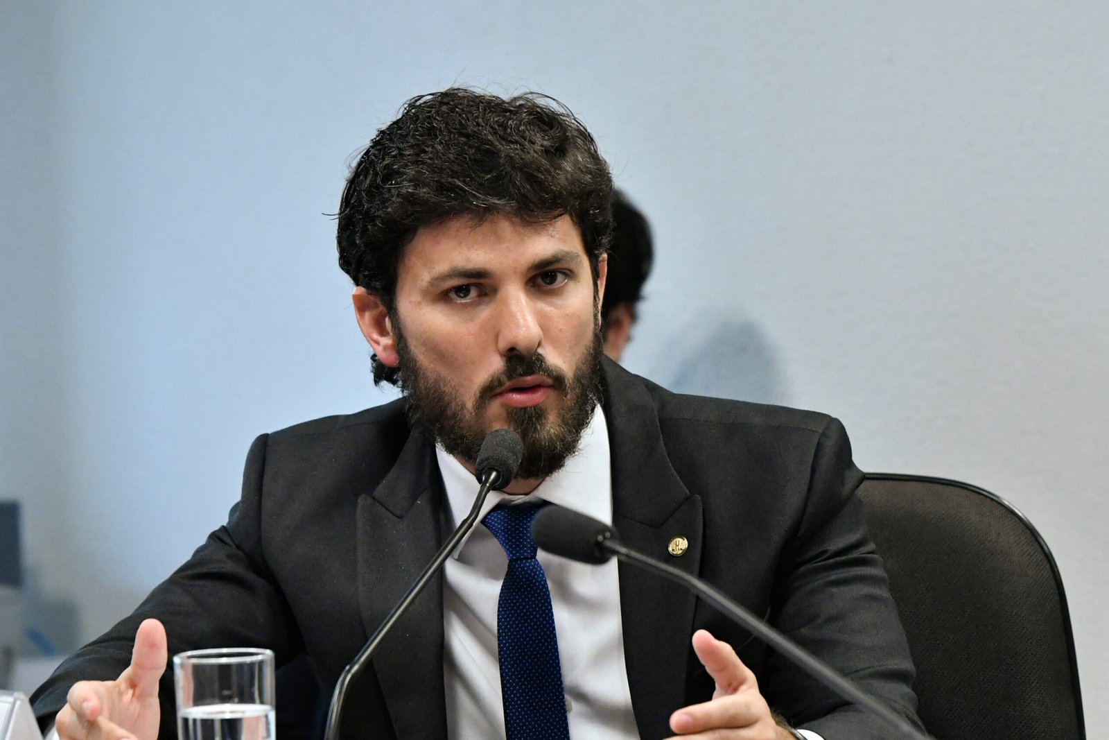 Marcelo Aro em campanha isolada de Marcelo Aro ao Senado, discursando à tribuna