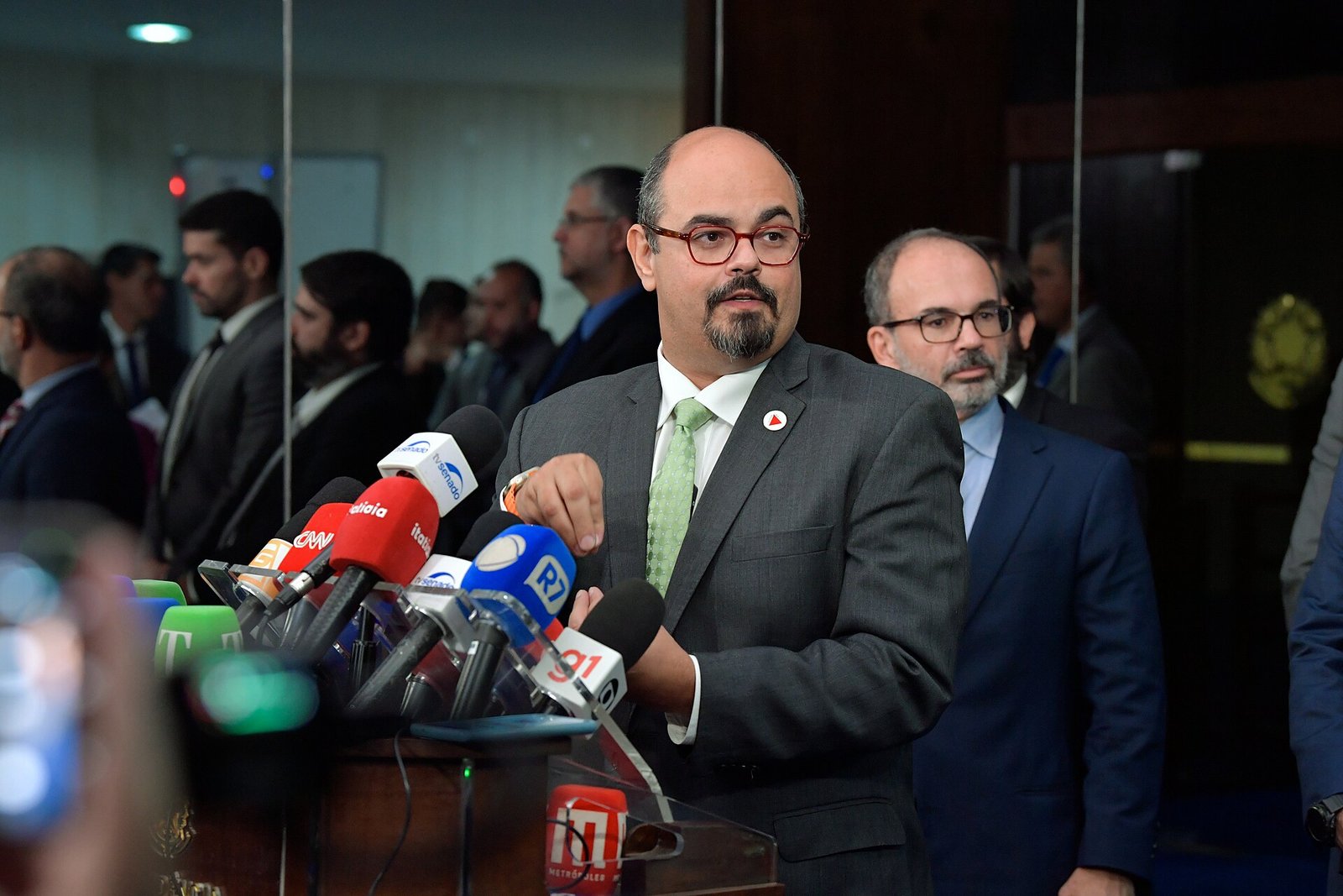 Governador Mateus Simões fala à imprensa durante entrevista coletiva, cenário da crise no Republicanos em Minas Gerais