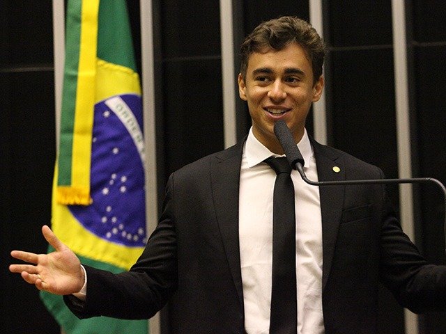 Nikolas Ferreira discursa na tribuna da Câmara dos Deputados durante sessão em Brasília