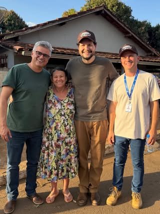 Equipe da Secretaria de Obras Públicas durante o mutirão de limpeza em São João da Serra Negra