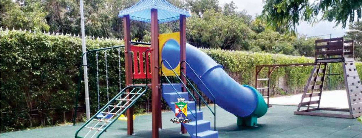 Novo playground instalado em praça de Patrocínio, parte do programa de novos parquinhos em Patrocínio