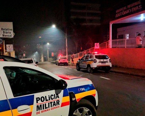 Viaturas da Polícia Militar em frente ao Hospital Regional Antônio Dias, em Patos de Minas, após denúncia de estupro de vulnerável