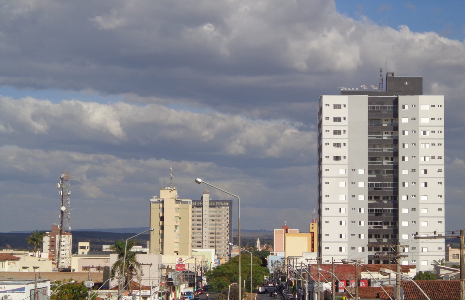 Vista do centro de Patrocínio com céu carregado de nuvens de chuva, ilustrando o alerta de temporais
