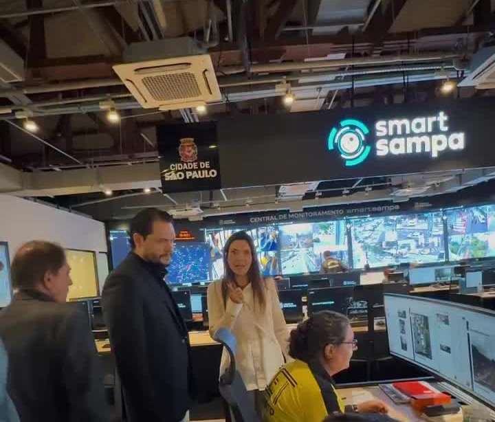 Patrocínio Cidade Inteligente - prefeito Gustavo Brasileiro na central Smart Sampa em São Paulo