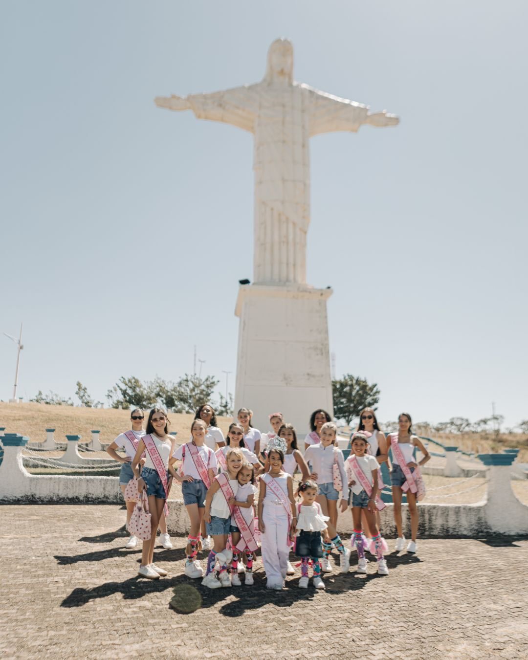 Candidatas do Pequena Miss Minas Gerais em biblioteca pública de Patrocínio