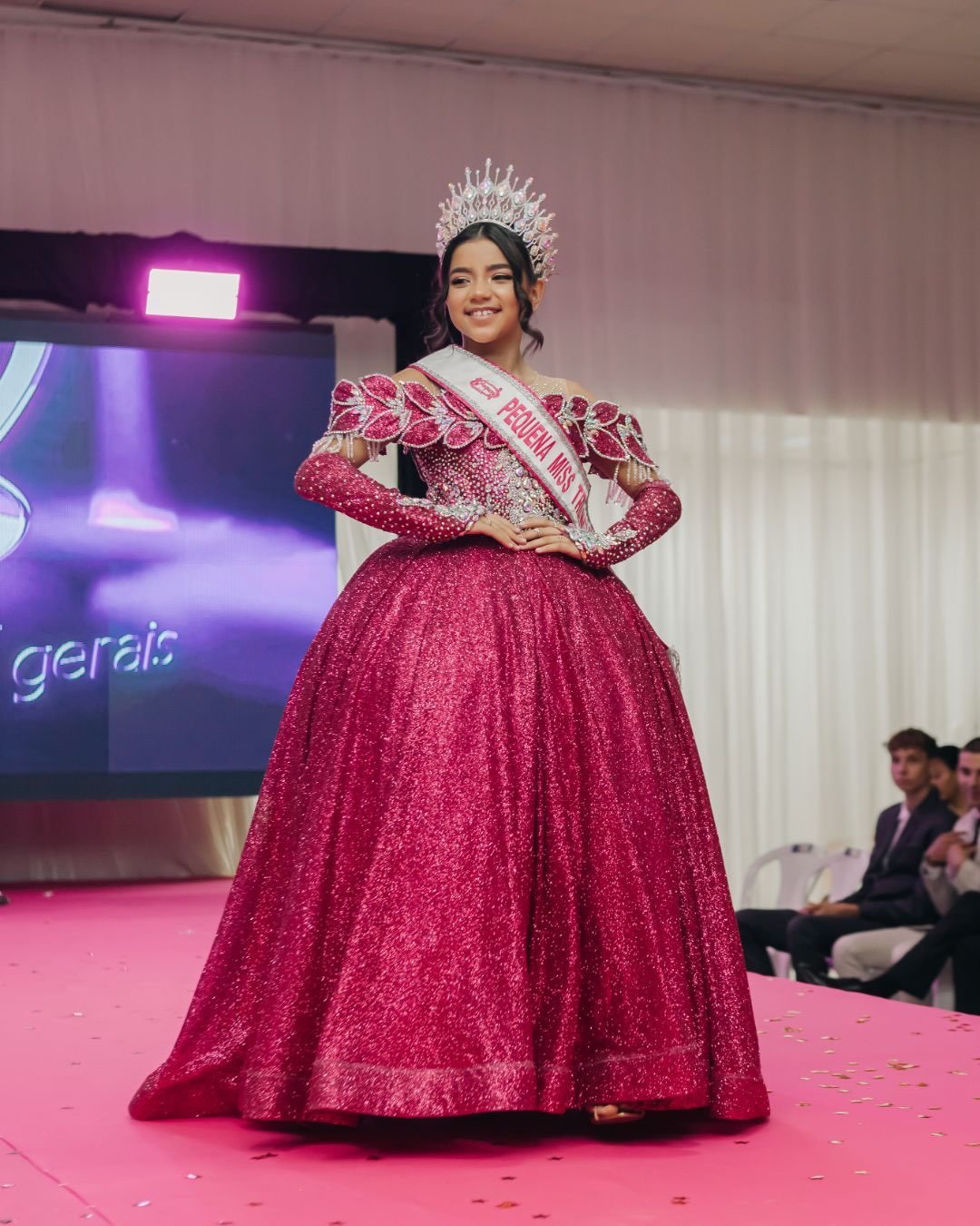 Candidatas do Pequena Miss Minas Gerais em frente a prédio histórico de Patrocínio