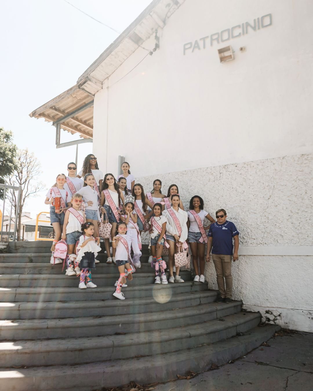 Candidatas do Pequena Miss Minas Gerais em frente à Estação Ferroviária de Patrocínio