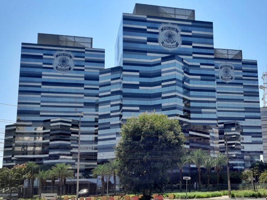 Fachada do prédio-sede da Polícia Federal, com o brasão da corporação em destaque, símbolo da Operação Elli