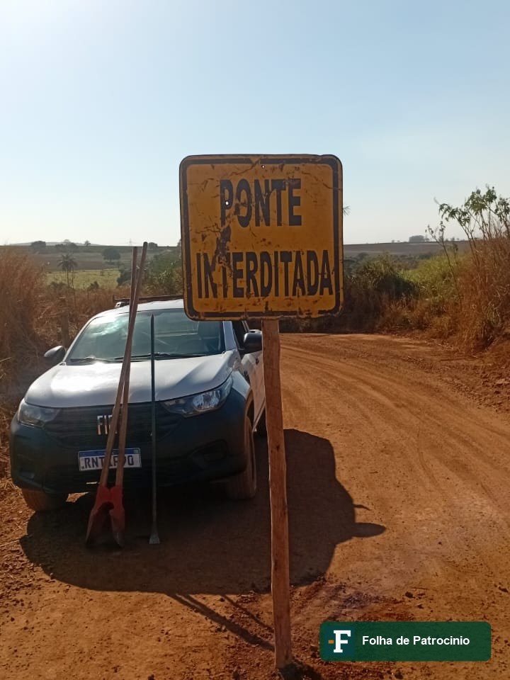 Placa amarela de ponte interditada em estrada de terra na zona rural de Patrocínio