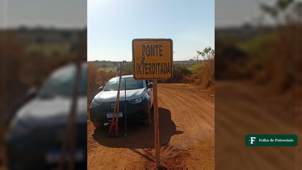 Placa de ponte interditada em estrada de terra em Santo Antônio do Quebranzol, zona rural de Patrocínio