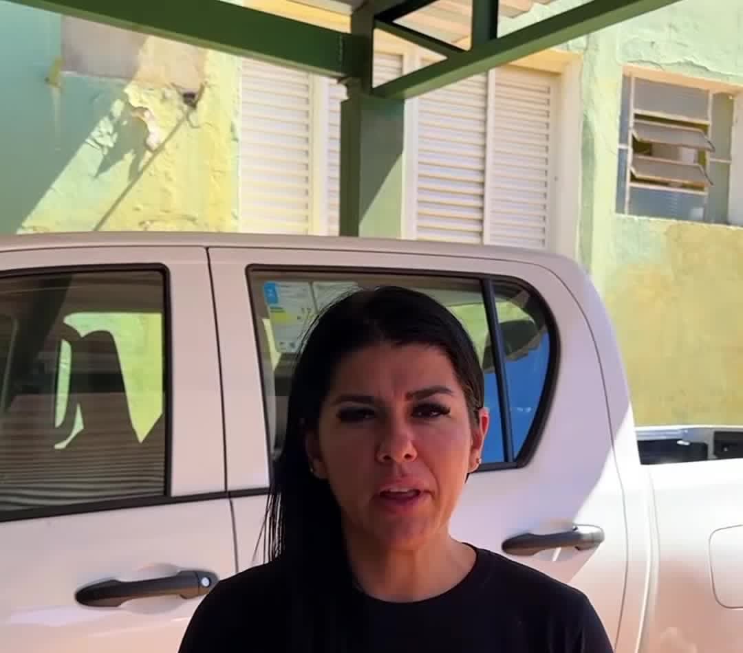 Vereadora Janaína Dias ao lado da caminhonete que motivou denúncia contra a prefeitura de Grupiara
