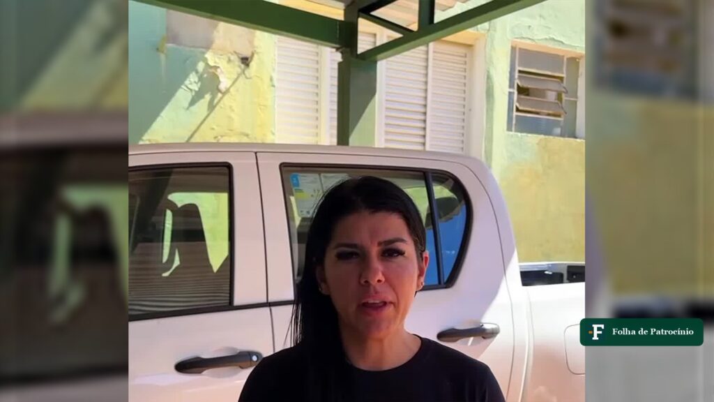 Vereadora Janaína Dias ao lado da caminhonete que motivou denúncia contra a prefeitura de Grupiara