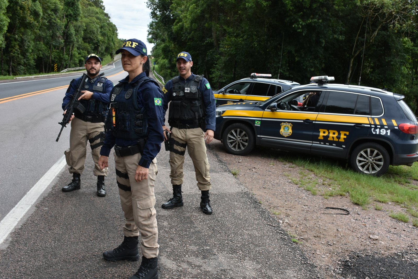 Equipe da Policia Rodoviaria Federal em rodovia, ilustrativa do acidente que matou Luiz Henrique Bastos Lemos na BR-262