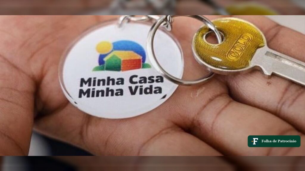 Chaveiro do programa Minha Casa, Minha Vida na mão de uma pessoa, ilustrando a proposta de prioridade para professores no programa habitacional