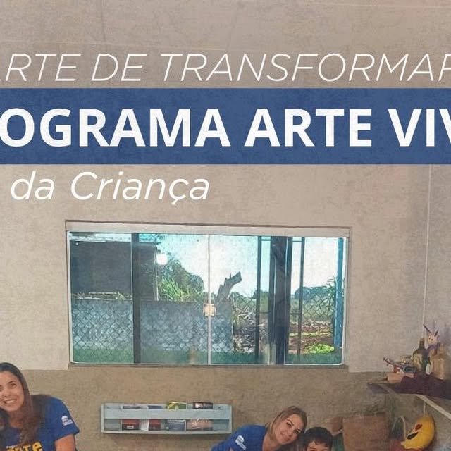 Sala de aula do Programa Arte Viva no Lar da Criança de Patrocínio, com crianças e professora ao redor dos teares
