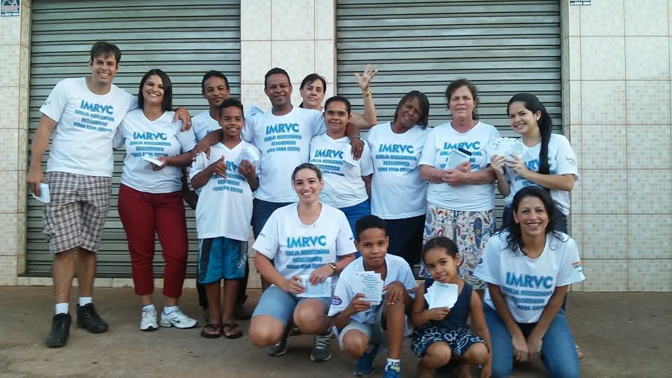 Voluntários do Projeto Resgatando Vidas reunidos de camiseta do IMRVC durante ação de rua em Patos de Minas