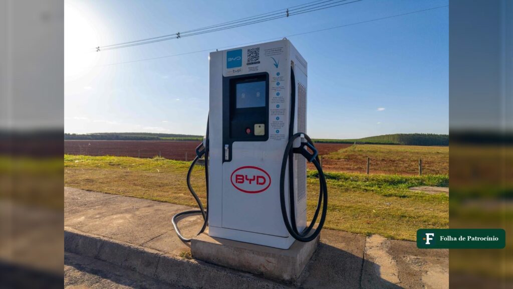 Ponto de recarga elétrica da BYD e Tupi instalado à margem da BR-365 em Patrocínio
