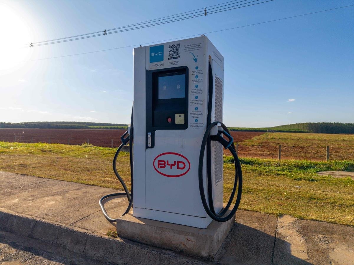 Carregador elétrico da BYD e Tupi instalado à margem de rodovia, ponto de recarga elétrica da EPR Triângulo