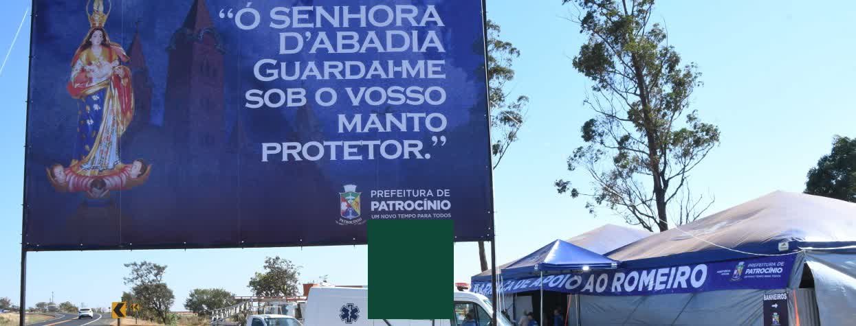 Barraca de apoio ao romeiro montada pela Prefeitura durante a Romaria 2026 em Patrocínio
