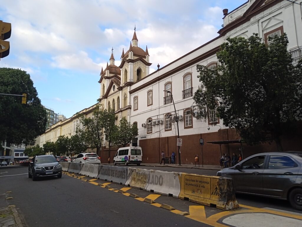 Fachada de hospital filantrópico ligado ao SUS, exemplo de Santa Casa que pode usar recursos do FGTS