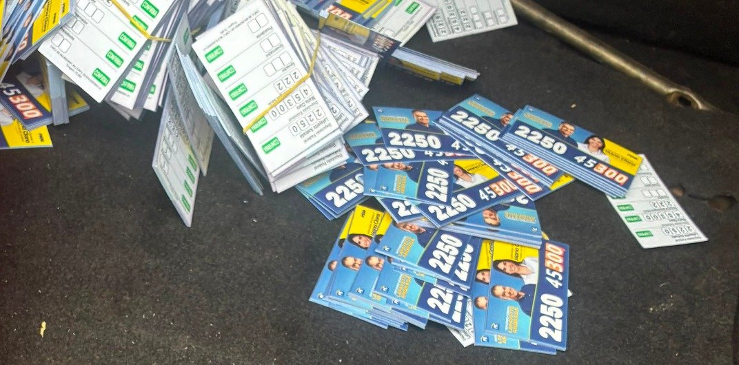 Santinhos de campanha e dinheiro apreendidos pela PM em Patrocínio, caso de suspeita de compra de votos