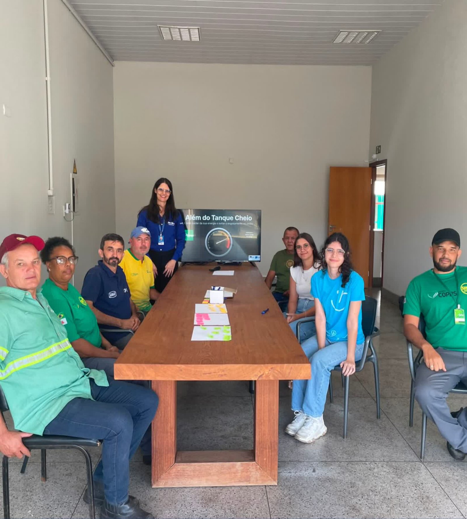 Colaboradores do Posto Copas durante palestra sobre saúde mental no trabalho promovida pela ACIP/CDL