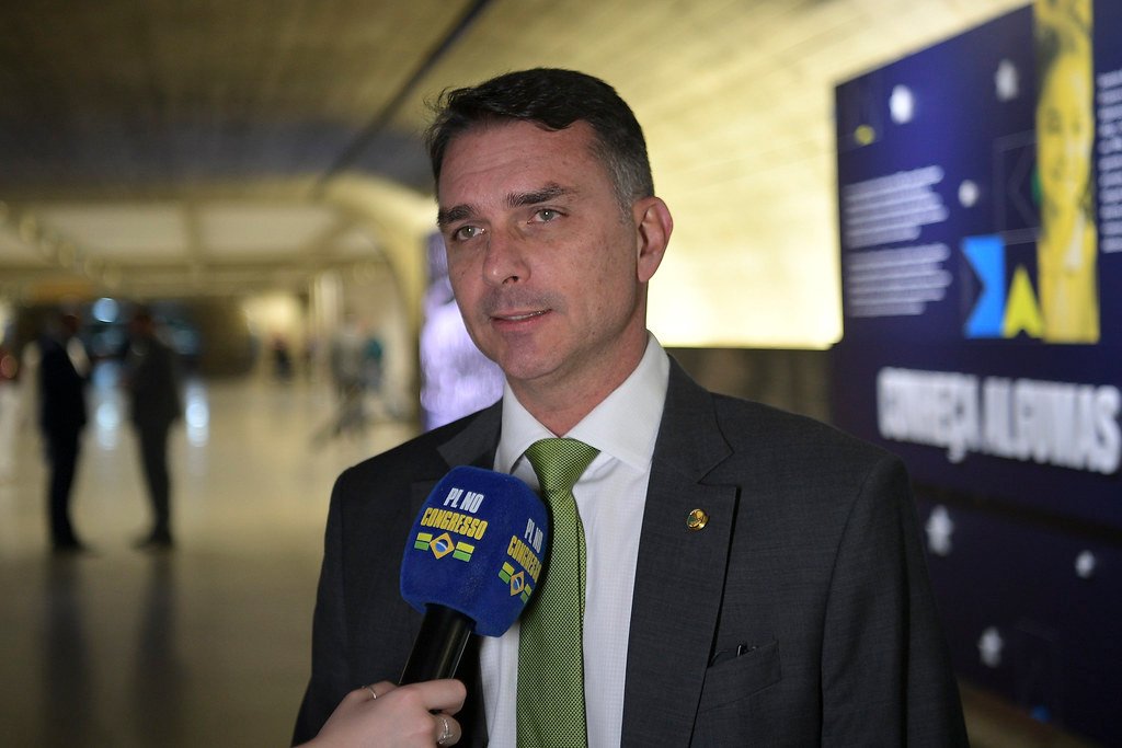 Senador Flávio Bolsonaro concede entrevista, cotado no cenário de segundo turno em MS contra Lula