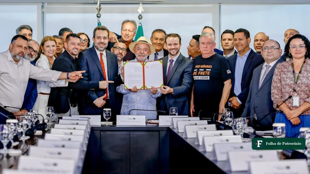 Presidente Lula em ceremonia oficial no Palacio do Planalto, imagem ilustrativa do Sistema de Compras Expressas
