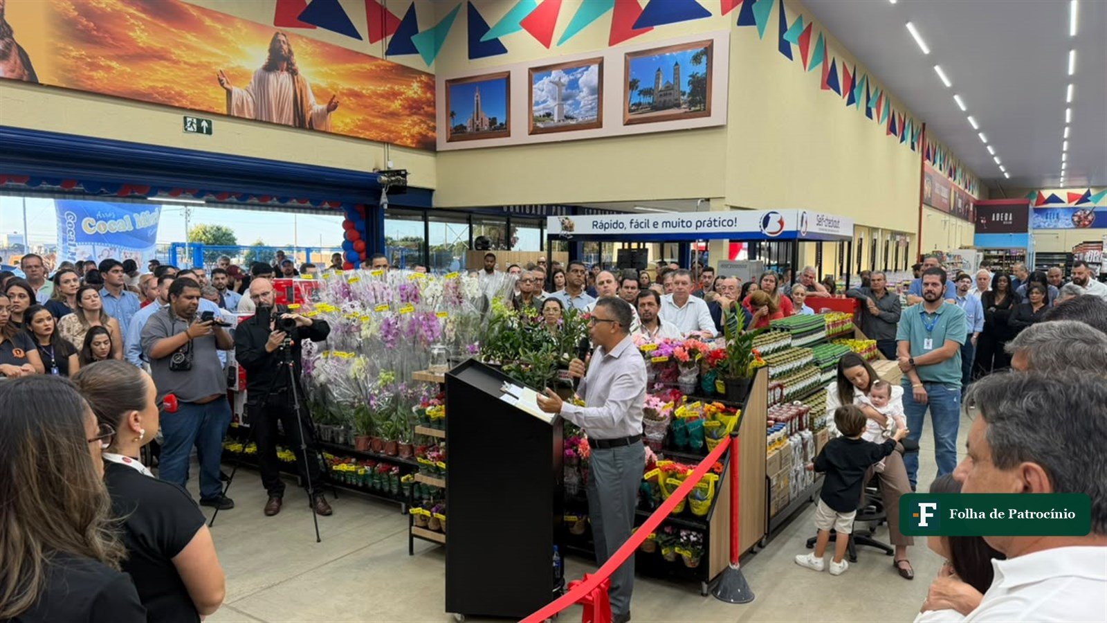 Inauguração de loja do Supermercado Bernardão em Patrocínio, com autoridades e público presentes