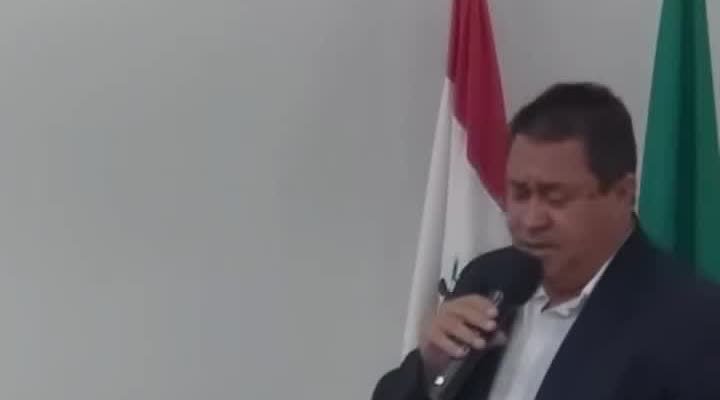 Vereador Miltinho discursa ao microfone sobre a situação financeira de Três Marias na Câmara Municipal