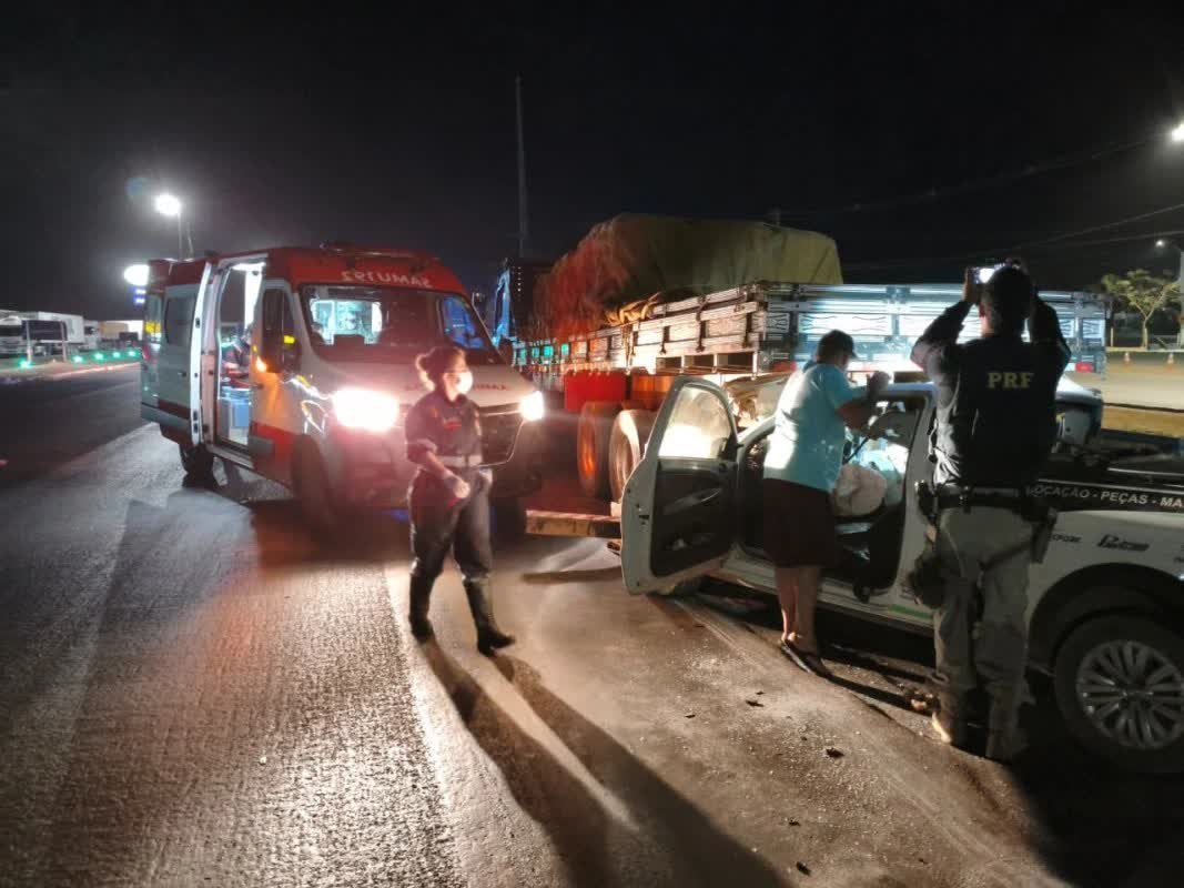 Equipes do Samu e da PRF atendem acidente no trevo da Pipoca, na BR-365, em Patos de Minas