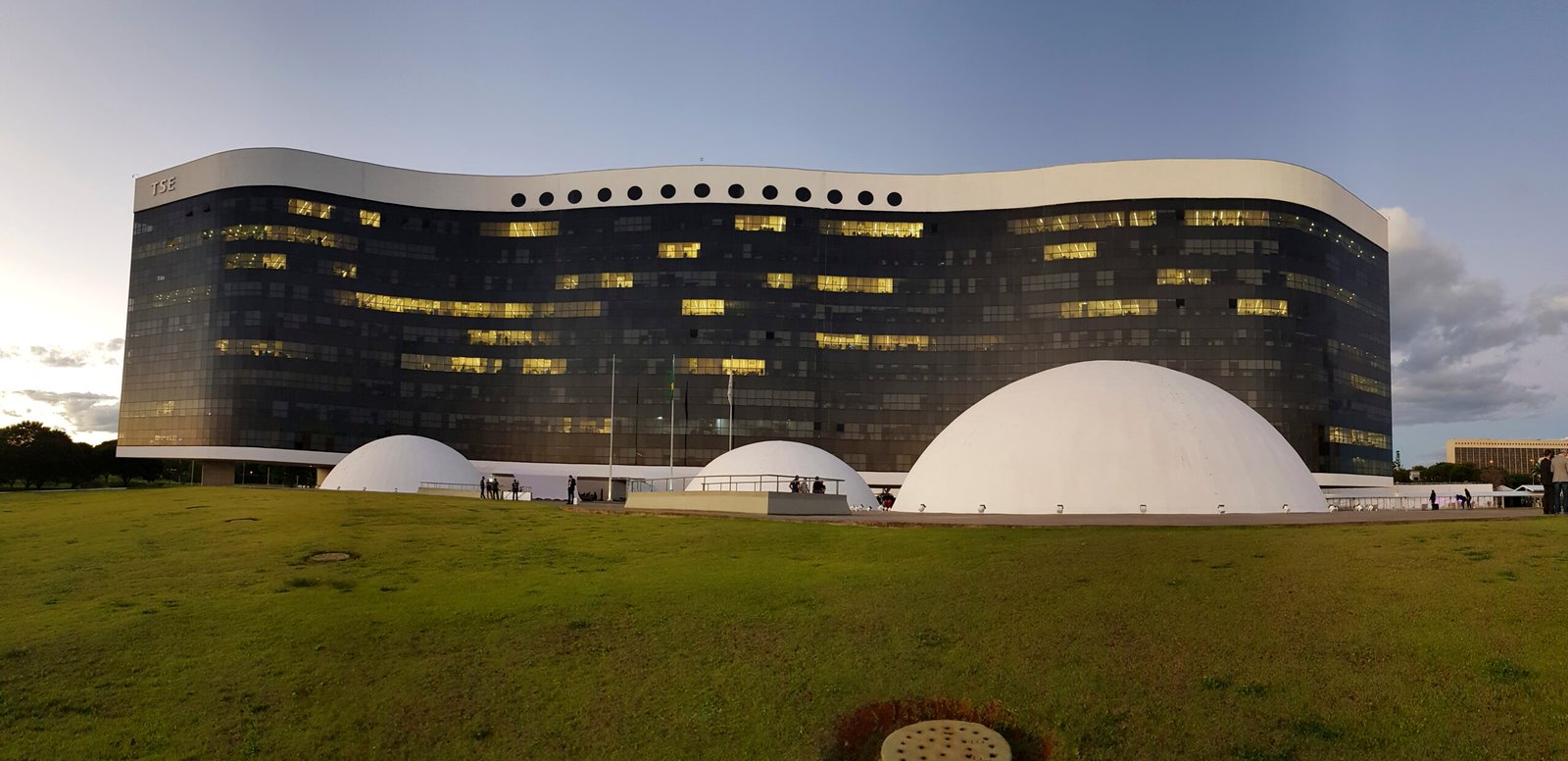 Fachada do prédio-sede do Tribunal Superior Eleitoral em Brasília, órgão que abriu inquérito sobre a filiação de Flávio ao Missão