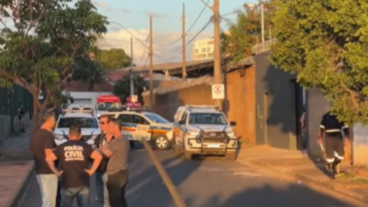 Vereador encontrado morto: viaturas da Polícia Civil e Polícia Militar na rua onde ficava a casa de Edinho Combate ao Câncer, em Uberlândia