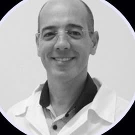 Wagner Antônio Bernardes, ex-reitor do UNICERP, sorrindo em retrato