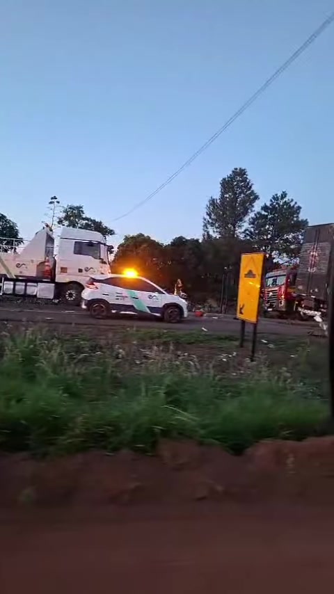Viatura da concessionária e guincho na BR-365 durante o atendimento ao acidente em Celso Bueno