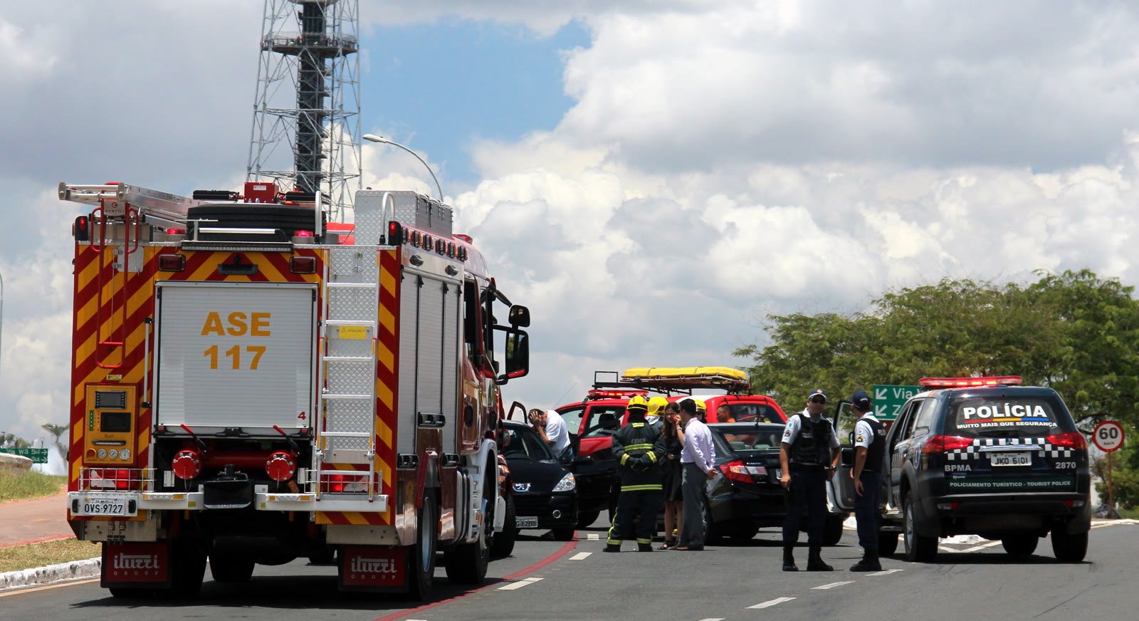 Viaturas da polícia e do corpo de bombeiros atendem ocorrência semelhante ao acidente no Centro de Patrocínio