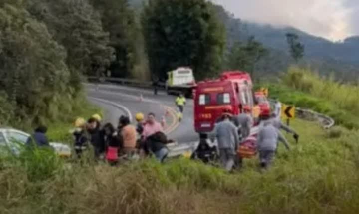 Resgate no local do acidente com ônibus de romeiros na Rodovia Doutor Avelino Júnior, em Cruzeiro (SP)