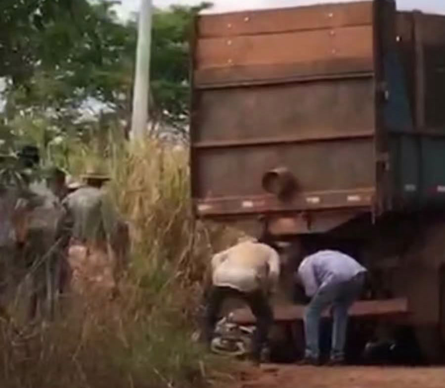Caminhão caçamba na estrada vicinal da Serra do Santinho após o acidente em Carmo do Paranaíba