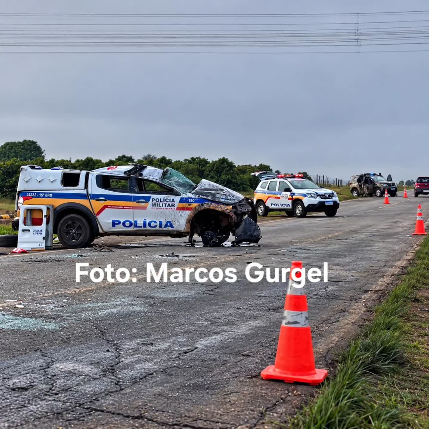 Viatura da Polícia Militar destruída após acidente na LMG-764 entre Matutina e São Gotardo