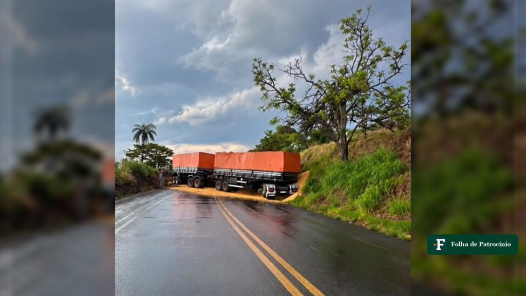 Duas carretas paradas na pista molhada com milho espalhado após acidente na BR-354, em Carmo do Paranaíba. Foto: Tirense Notícias