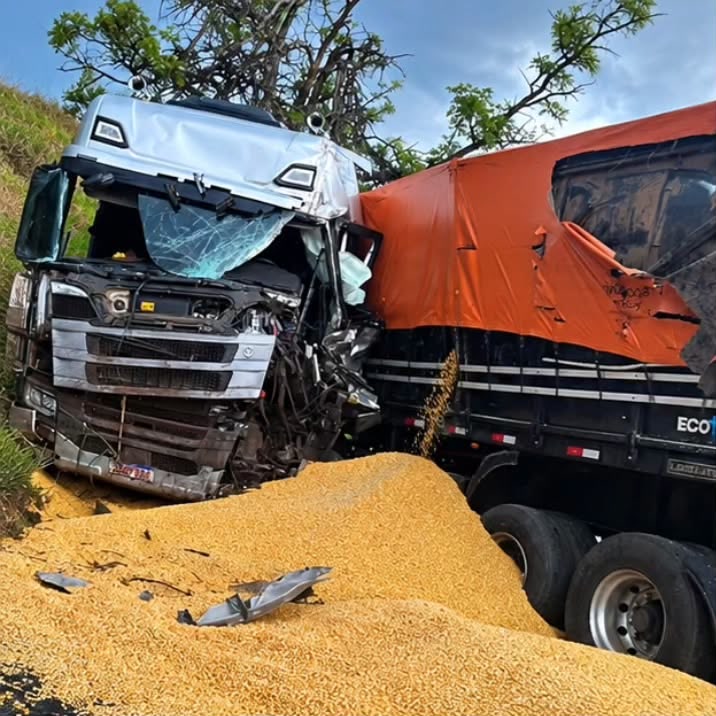 Cabine destruída de carreta e milho derramado após acidente na BR-354, em Carmo do Paranaíba