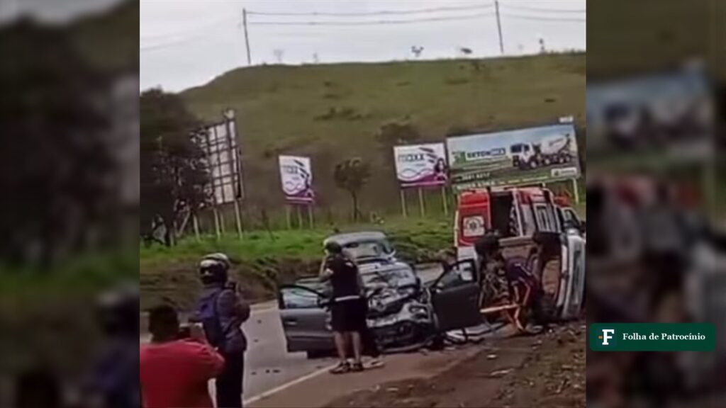 Carros danificados e equipes de resgate no local do acidente na BR-356, em Itabirito