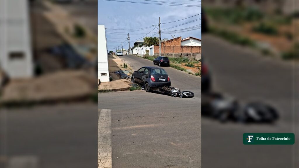 Carro e motocicleta após acidente entre moto e carro em cruzamento de Patrocínio