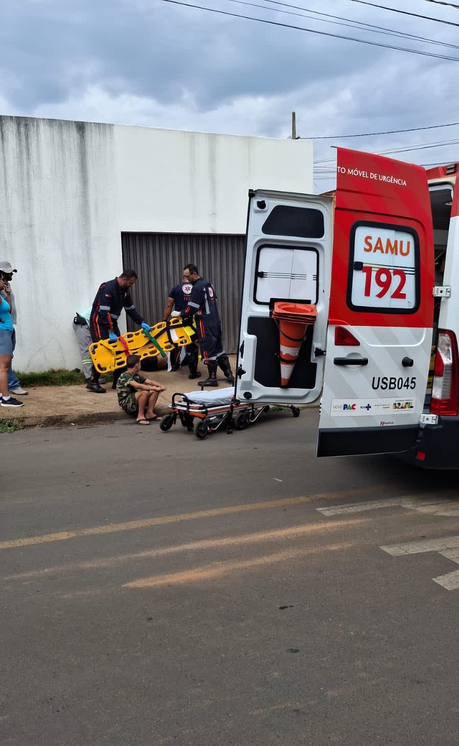 Equipe do SAMU presta socorro após acidente entre moto e carro em Patrocínio