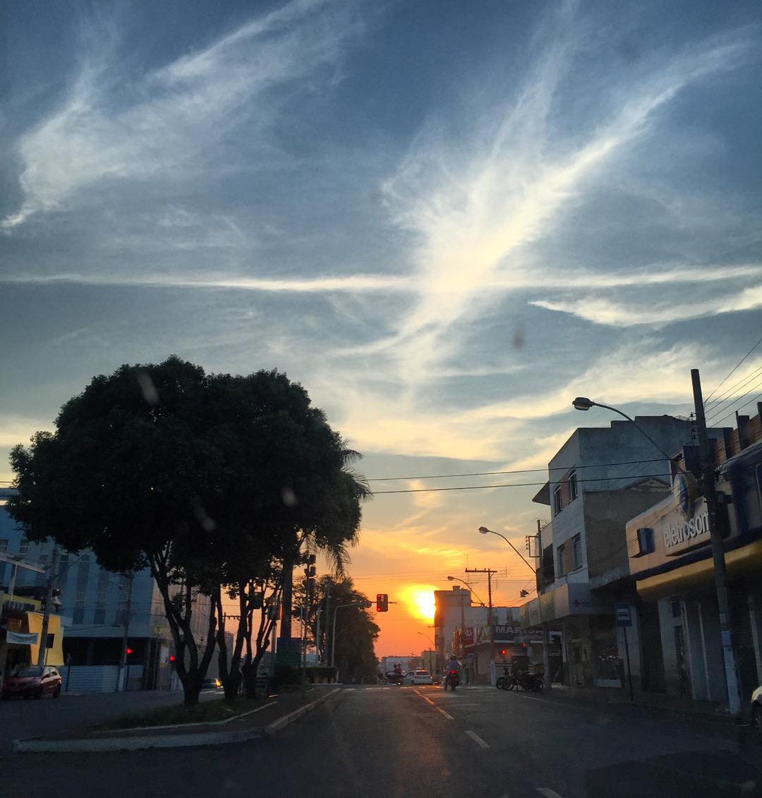 Entardecer seco no centro de Patrocínio, com céu de nuvens altas, em dia de alertas do Inmet para baixa umidade