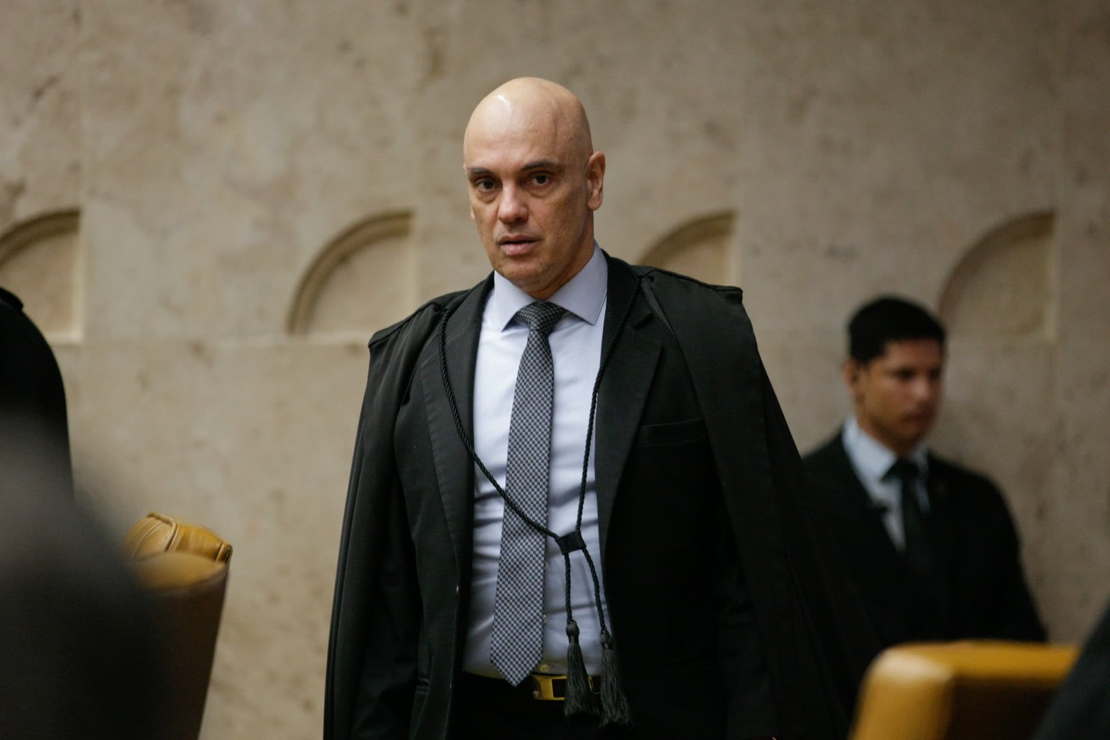 Ministro Alexandre de Moraes durante sessão plenária do STF, um dos protagonistas do caso Moraes e Mendonça