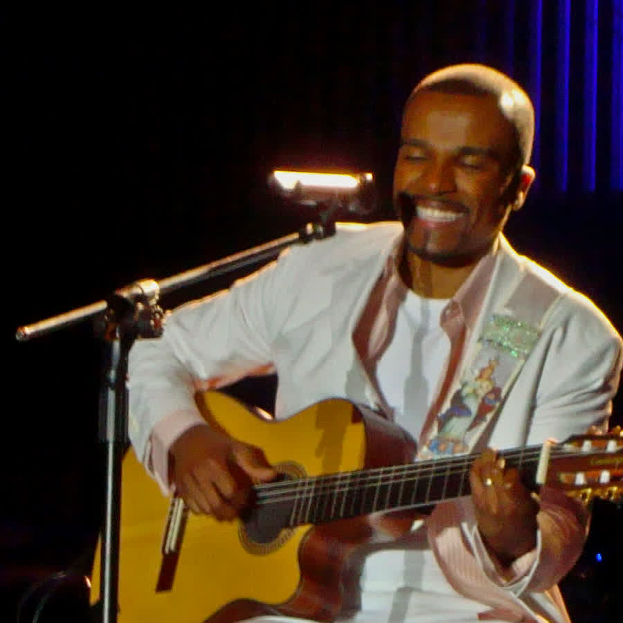 Alexandre Pires toca violão em show, investigado na Operação Disco de Ouro